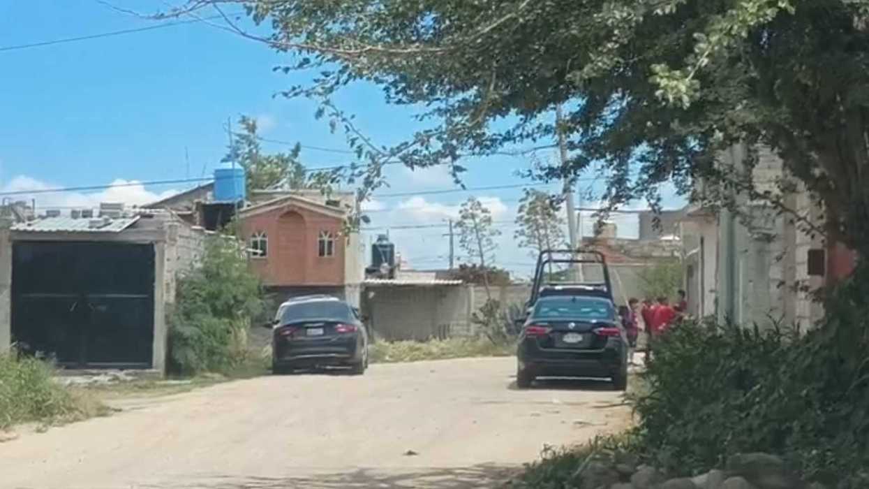 Calle de la comunidad El Rodeo con presencia de unidades policiales durante el operativo por hallazgo de hombre sin vida, San Juan del Río
