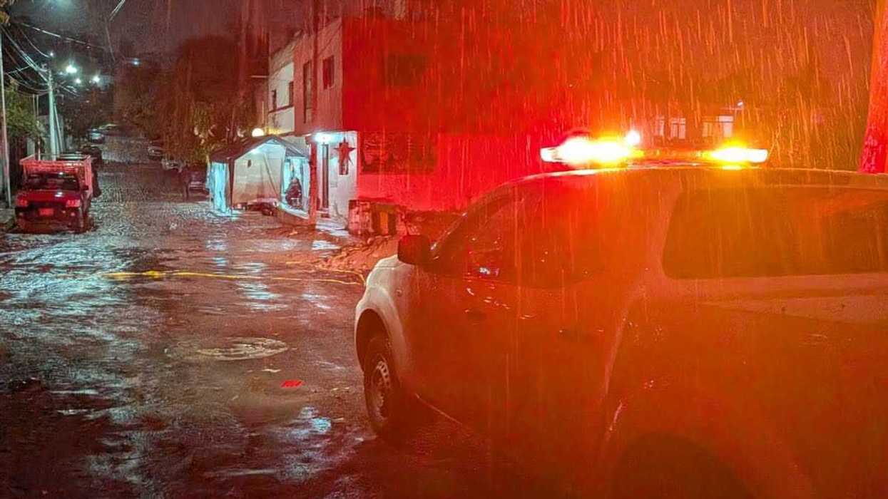 Calle inundada en la colonia Obrera de Querétaro con agua acumulada tras varios días de lluvia.