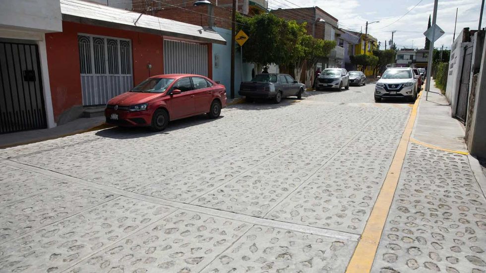 Calle Rafael Ayala rehabilitada con empedrado h\u00famedo, banquetas y l\u00ednea amarilla en la zona Centro de San Juan del R\u00edo