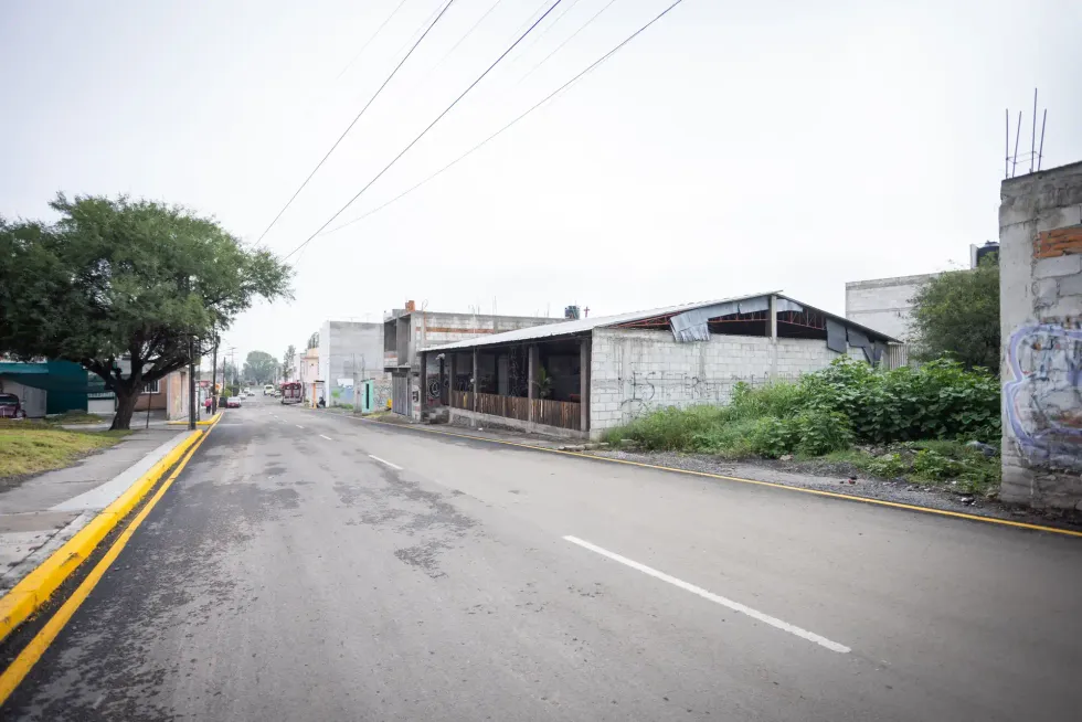 Calle rehabilitada en la colonia La Pe\u00f1a, San Juan del R\u00edo, tras obras de reencarpetamiento y mejoramiento de infraestructura urbana.