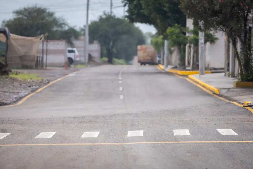 Calle rehabilitada en la colonia La Pe\u00f1a, San Juan del R\u00edo, tras obras de reencarpetamiento y mejoramiento de infraestructura urbana.