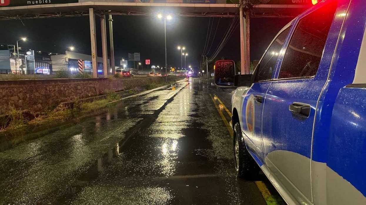 Calles de Querétaro durante una lluvia ligera, con cielo nublado y vehículos circulando con luces encendidas