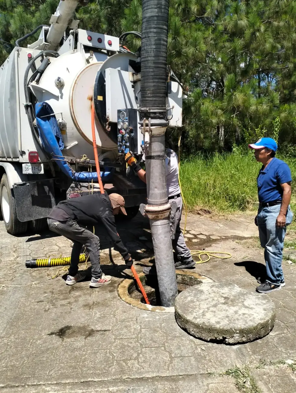 Cami\u00f3n de atenci\u00f3n a emergencias hidrometeorol\u00f3gicas de Conagua durante trabajos en la v\u00eda p\u00fablica.