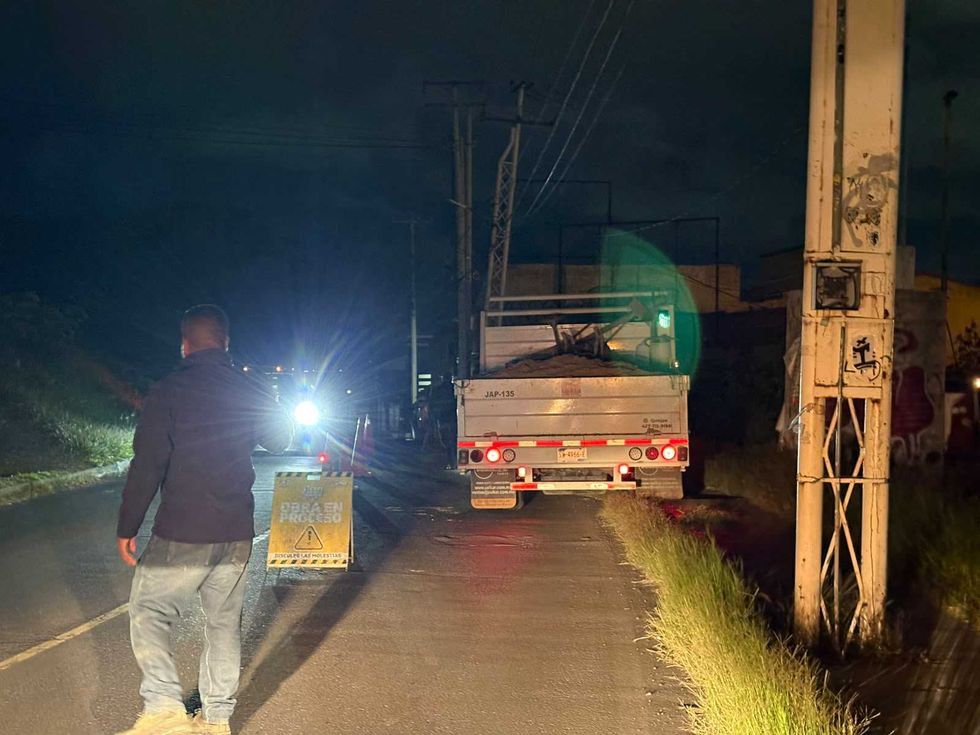 Cami\u00f3n de JAPAM con n\u00famero econ\u00f3mico JAP-135 estacionado junto a un letrero de obra en proceso sobre avenida R\u00edo Moctezuma, en San Juan del R\u00edo