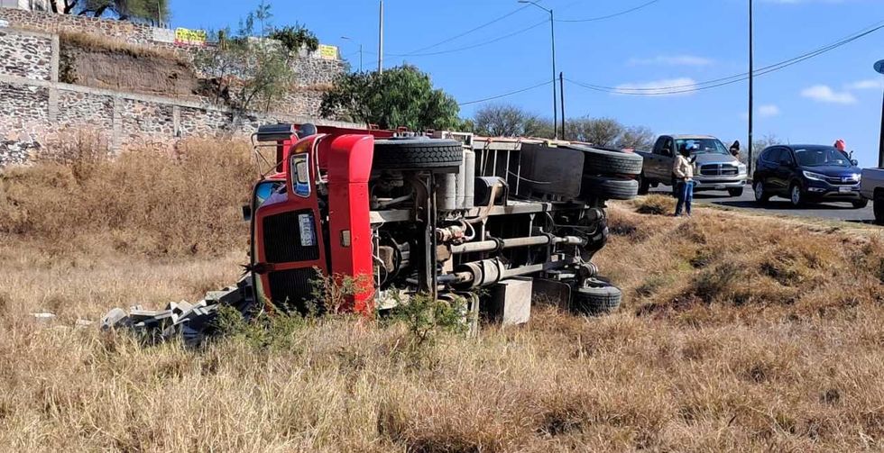 Cami\u00f3n materialista volcado en Luis Romero Soto San Juan del R\u00edo tras falla de frenos en enero 2026.