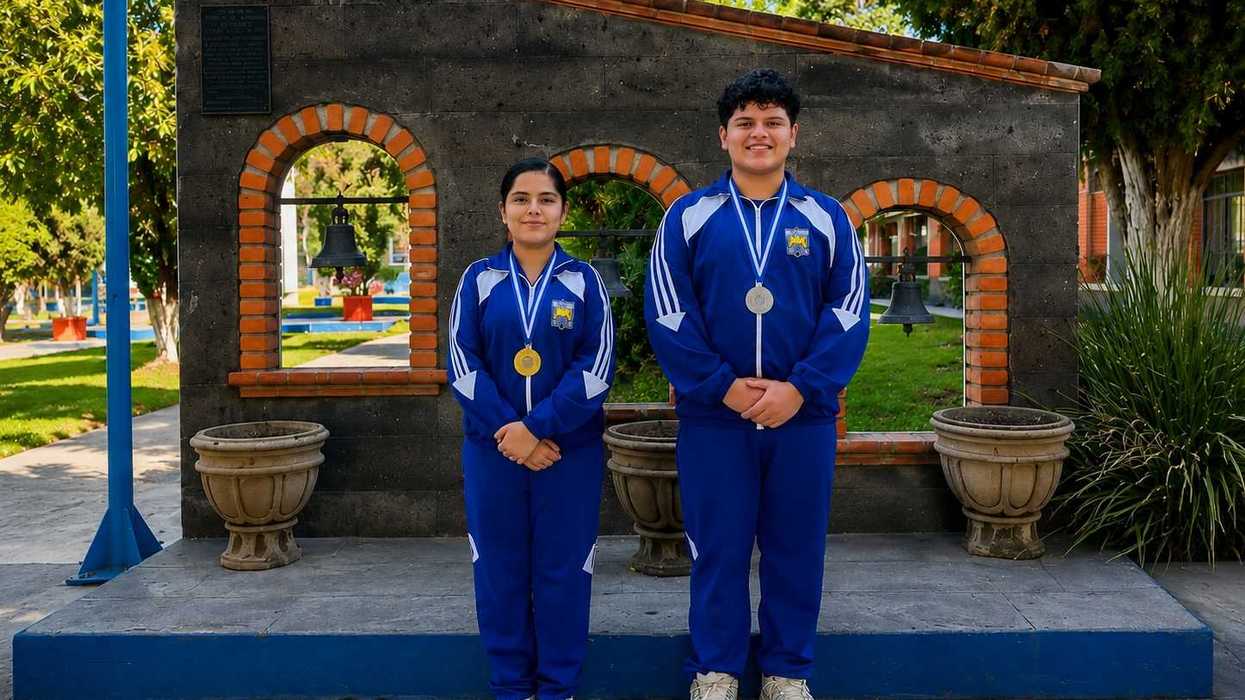 Camila Ugalde y Carlos Caballero, alumnos de secundaria de Tequisquiapan que representarán a México en la olimpiada de matemáticas en Singapur.
