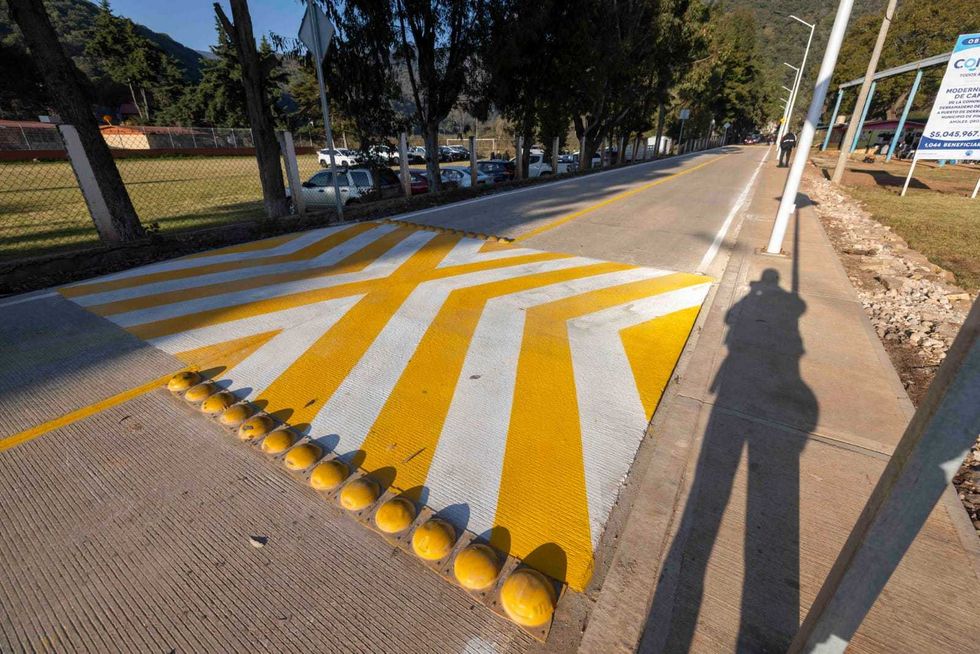 Camino modernizado en Derramadero de Bucareli. La obra incluye tres mil 600 metros cuadrados de concreto hidr\u00e1ulico e iluminaci\u00f3n solar.