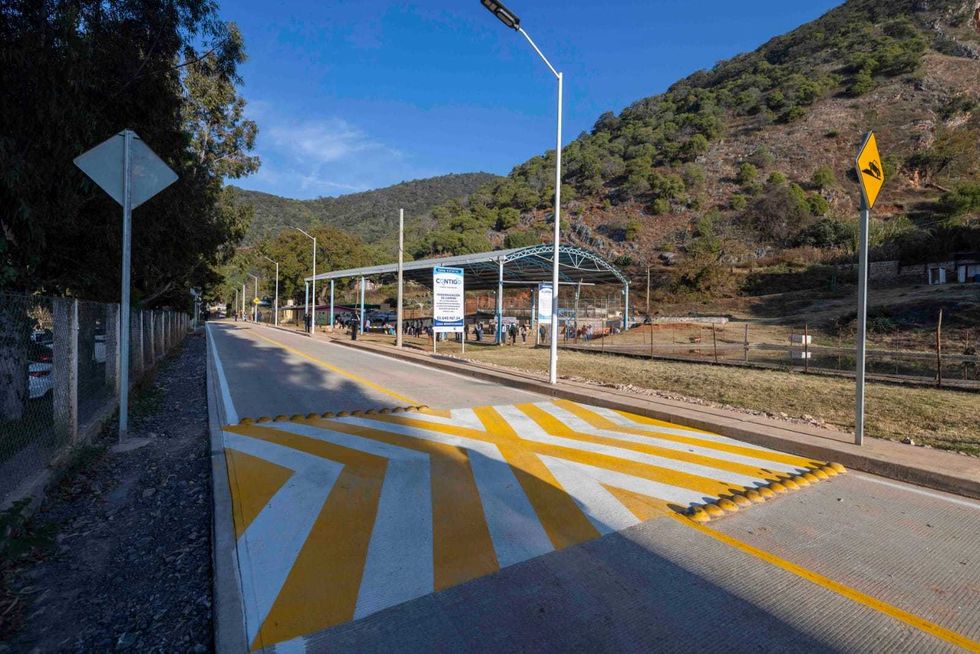Camino modernizado en Derramadero de Bucareli. La obra incluye tres mil 600 metros cuadrados de concreto hidr\u00e1ulico e iluminaci\u00f3n solar.