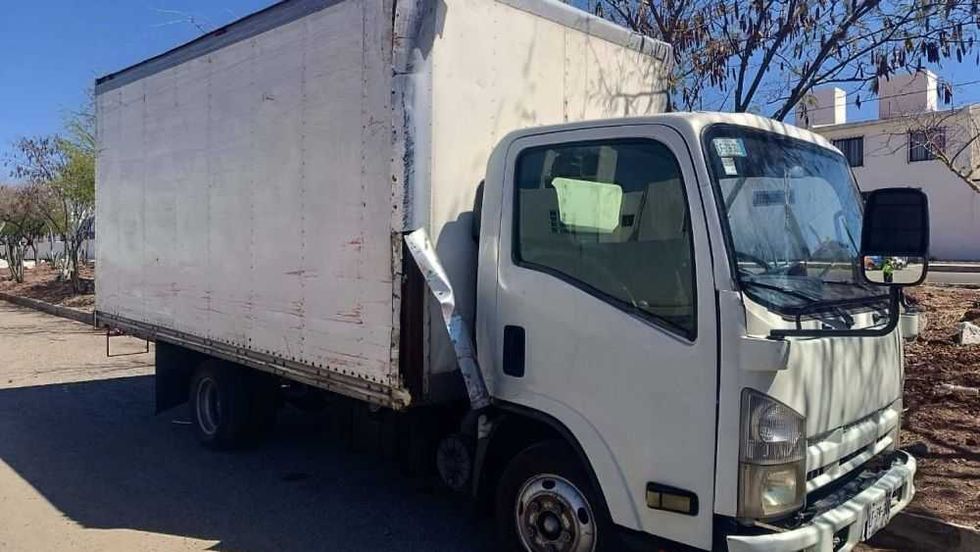 Camión choca contra autos estacionados en Avenida de la Cantera. Foto: Facebook/Protección Civil del Municipio de Querétaro.