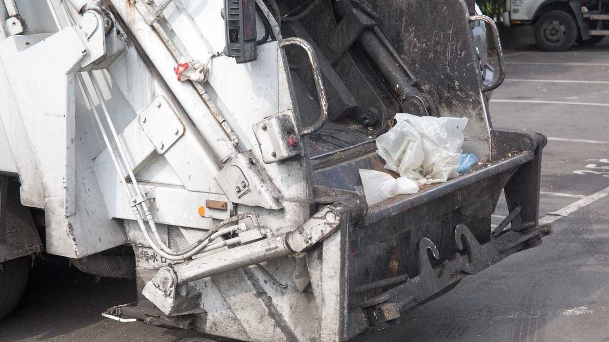 Camión de recolección de basura del Municipio de Querétaro en colonias aledañas a calzada Los Arcos