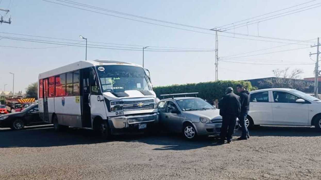 Camión de transporte urbano causa accidente sobre Juárez en San Juan del Río.