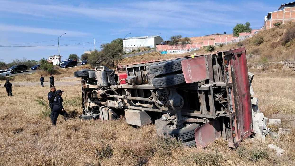 Camión materialista volcado en Luis Romero Soto San Juan del Río tras falla de frenos en enero 2026.