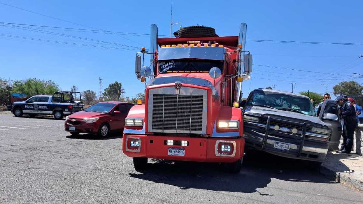 Camión materialista y camioneta tras choque lateral en rotonda de Prolongación Avenida México frente a Fiscalía en parque industrial de San Juan del Río