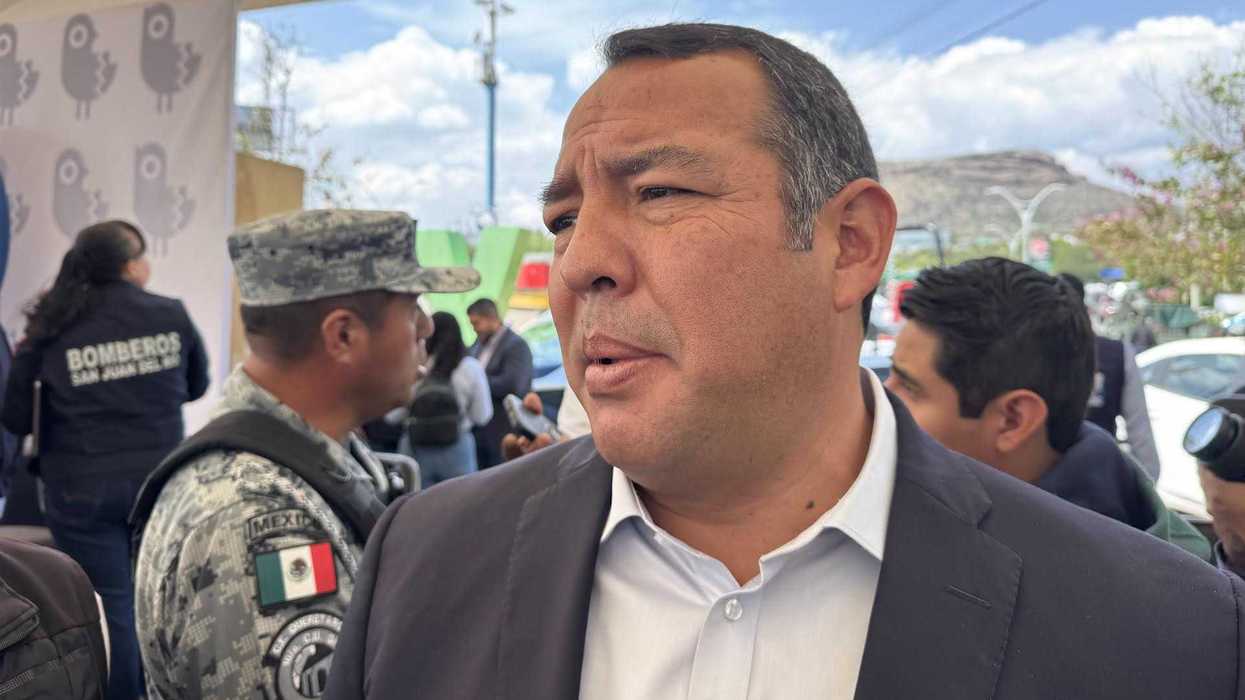 Camión recolector de basura del municipio de San Juan del Río durante operación de limpia en colonia, Querétaro 2026