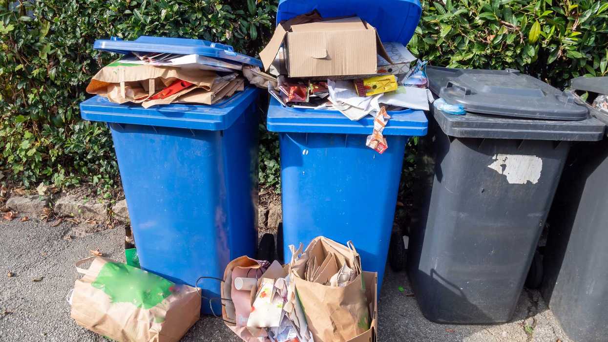 Camión recolector de basura en zona comercial del municipio de Querétaro durante operación de recolección de residuos