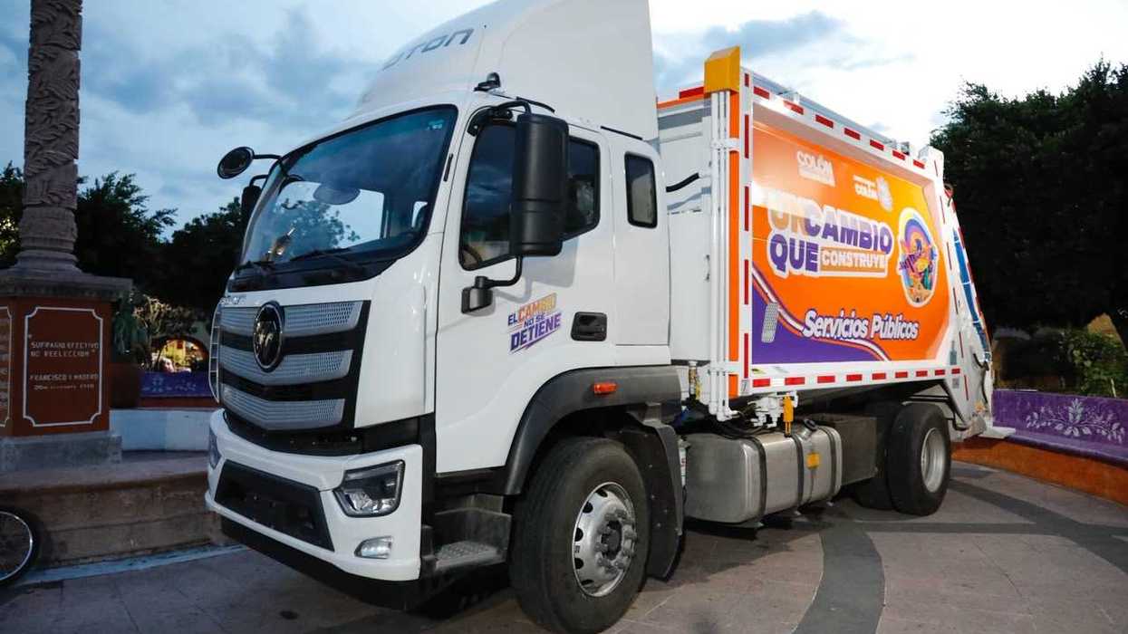 Camión recolector de basura nuevo entregado por el municipio de Colón, Querétaro, estacionado en la plaza principal.