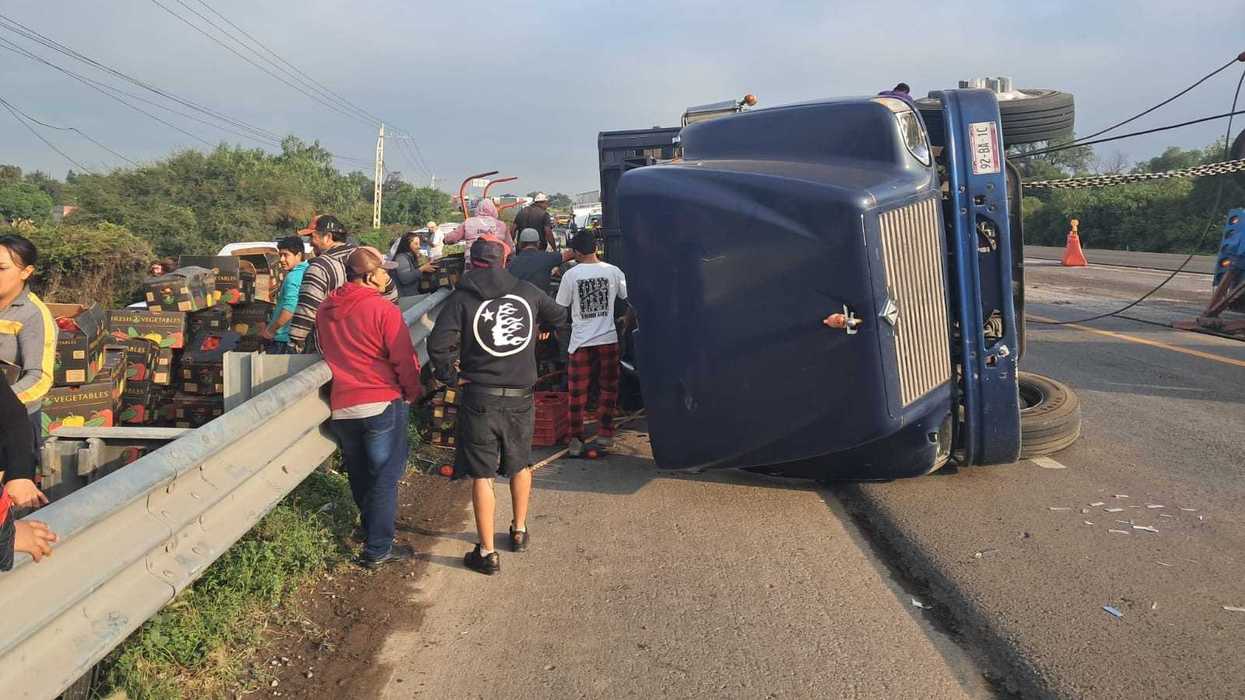 Camión tipo Torton volcado en el kilómetro 153.5 de la autopista México-Querétaro.