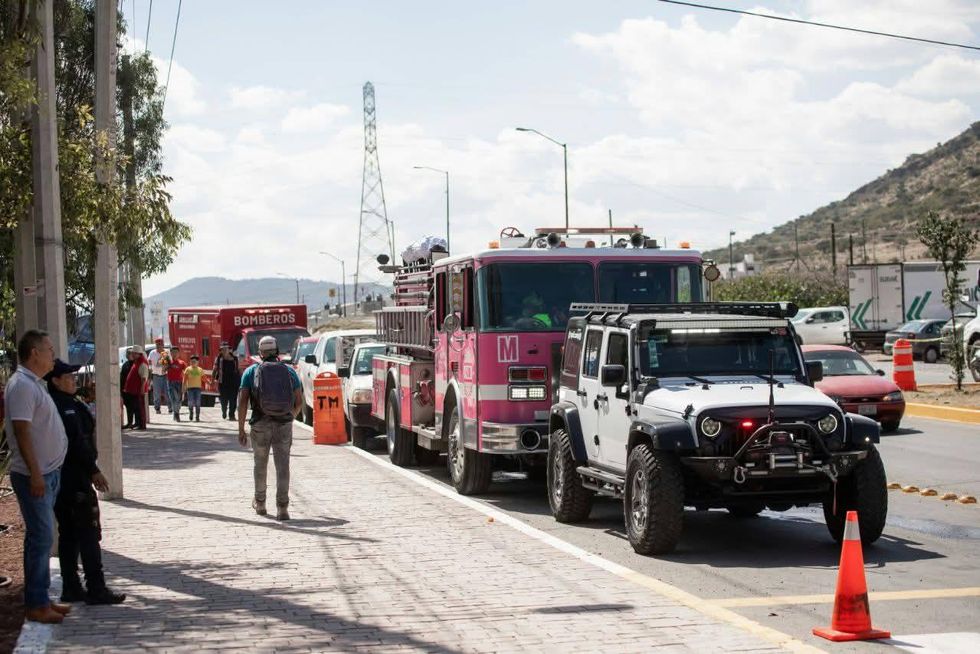 Camiones de Bomberos y un veh\u00edculo de emergencia en una vialidad de San Juan del R\u00edo durante el operativo de D\u00eda de Muertos