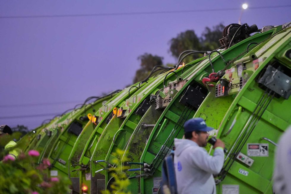 Camiones recolectores de basura del municipio de Quer\u00e9taro alineados al amanecer