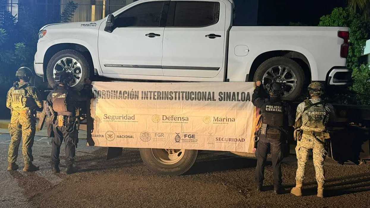 Camioneta asegurada en Culiacán, con manta de la Coordinación Interinstitucional Sinaloa y elementos de seguridad