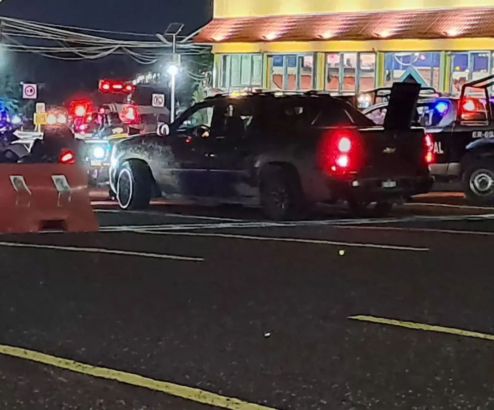 Camioneta Avalanche circula escoltada por patrullas con luces encendidas