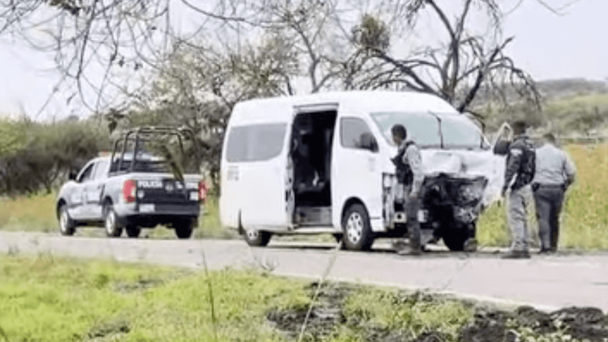 Camioneta blanca con daños frontales y personal policial en la carretera estatal 400, Huimilpan