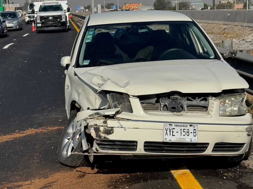 Camioneta BMW y auto compacto da\u00f1ados tras choque m\u00faltiple en autopista M\u00e9xico-Quer\u00e9taro kil\u00f3metro 180.