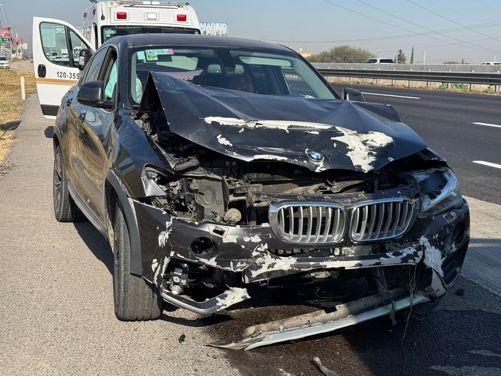 Camioneta BMW y auto compacto da\u00f1ados tras choque m\u00faltiple en autopista M\u00e9xico-Quer\u00e9taro kil\u00f3metro 180.