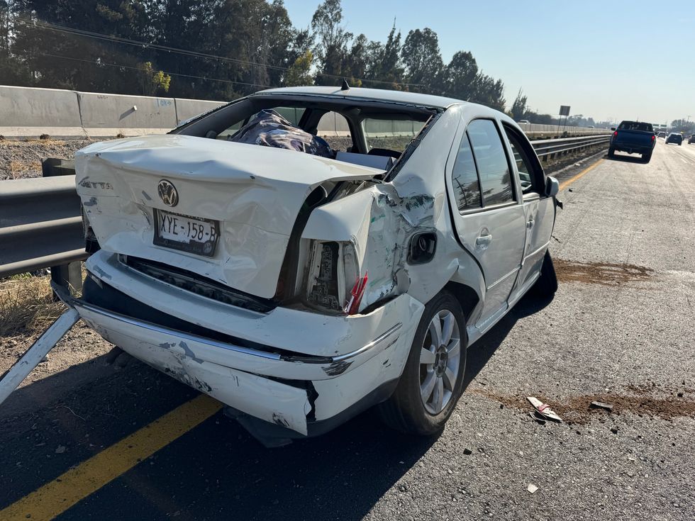 Camioneta BMW y auto compacto da\u00f1ados tras choque m\u00faltiple en autopista M\u00e9xico-Quer\u00e9taro kil\u00f3metro 180.