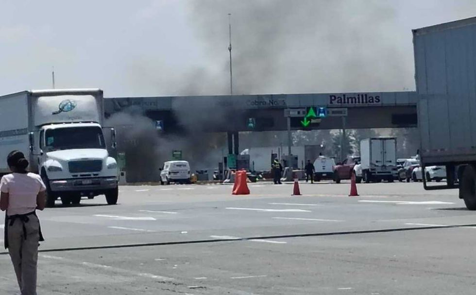 Camioneta Chevrolet Cheyenne consumida por el fuego en la caseta de peaje de Palmillas, rumbo a la Ciudad de M\u00e9xico.