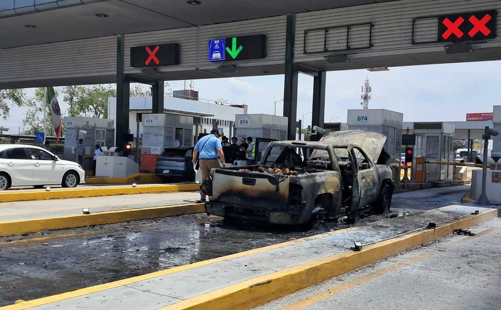 Camioneta Chevrolet Cheyenne consumida por el fuego en la caseta de peaje de Palmillas, rumbo a la Ciudad de M\u00e9xico.