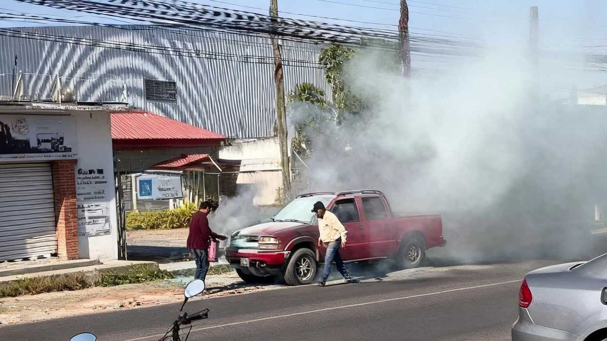 Camioneta Chevrolet roja consumida por incendio en Santa Cruz Nieto, San Juan del Río