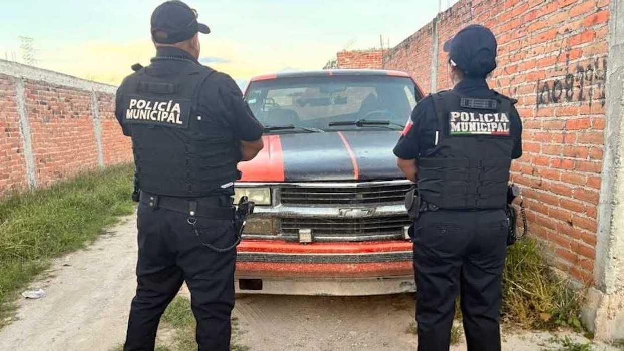 Camioneta Chevrolet tipo pick-up con reporte de robo asegurada por oficiales de la Policía Municipal en la comunidad de Vistha, San Juan del Río.
