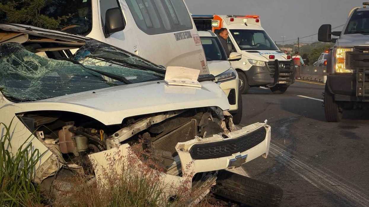 Camioneta con da帽os severos en la parte frontal tras choque m煤ltiple en la carretera estatal 420, en El Marqu茅s