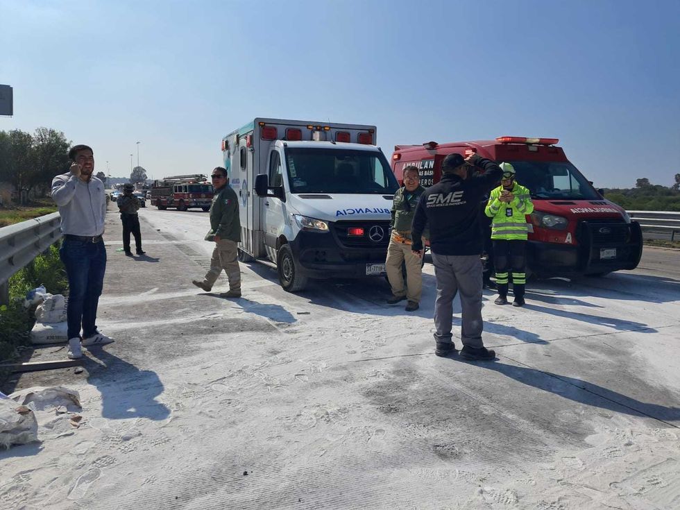 Camioneta de carga con bultos de cal accidentada contra barra de contenci\u00f3n en el kil\u00f3metro 160 de la carretera 57, San Juan del R\u00edo