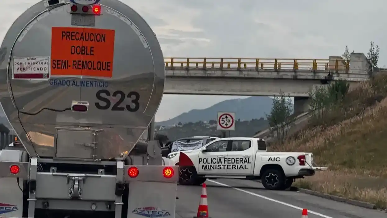 Camioneta de la Policía Federal Ministerial y conos de canalización junto a una pipa de doble semirremolque en un punto de revisión del macrolibramiento Palmillas-Apaseo