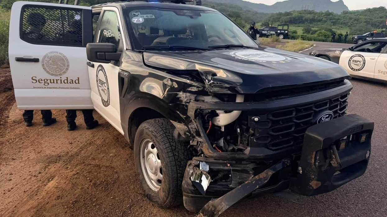 Camioneta de la Secretaría de Seguridad con daños frontales tras enfrentamiento armado en Culiacán, Sinaloa