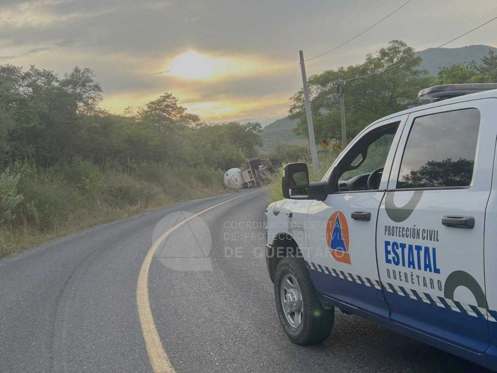 Camioneta de Protecci\u00f3n Civil Estatal resguarda el per\u00edmetro de seguridad en la carretera federal 120, Landa de Matamoros