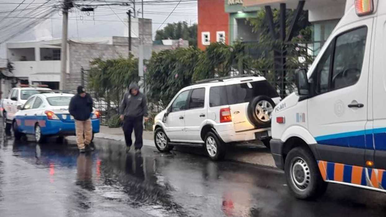 Camioneta derrapó y colisionó contra reja en San Juan del Río.