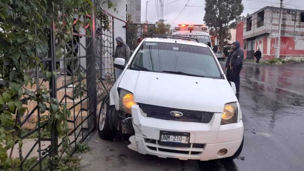 Camioneta derrapó y colisionó contra reja en San Juan del Río.