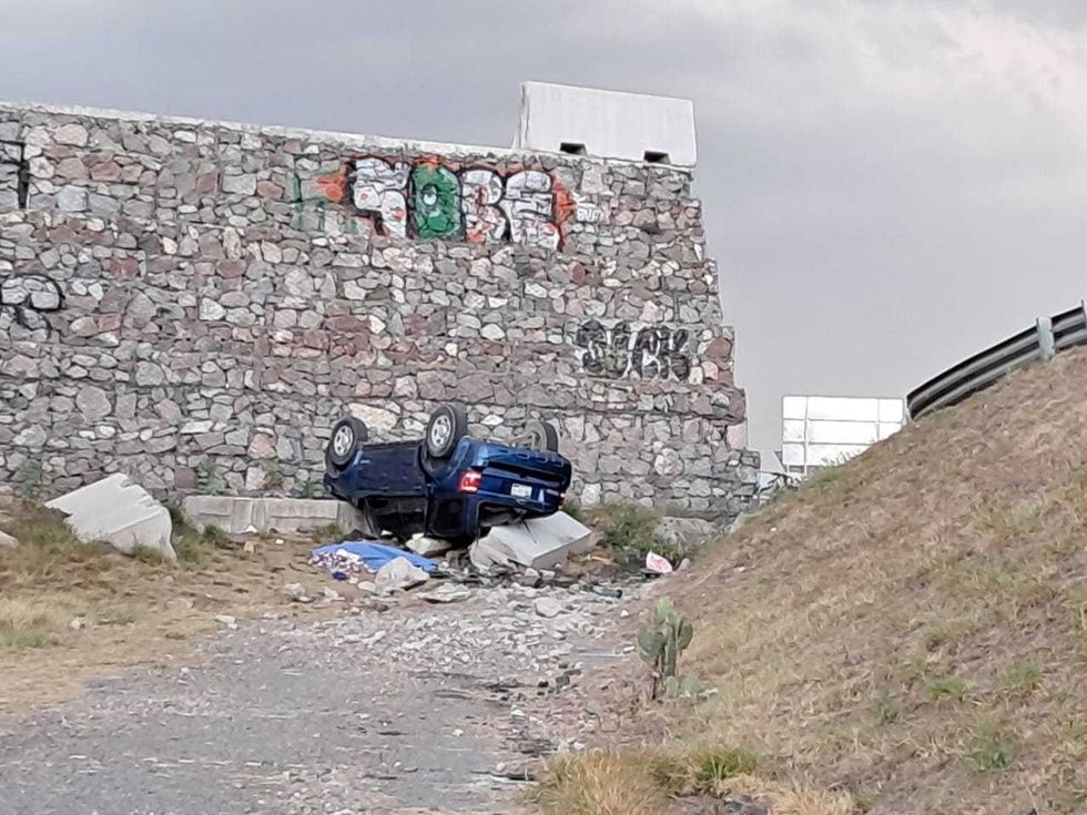 Camioneta Ford Escape accidentada en rampa de frenado de la autopista M\u00e9xico-Quer\u00e9taro en San Juan del R\u00edo