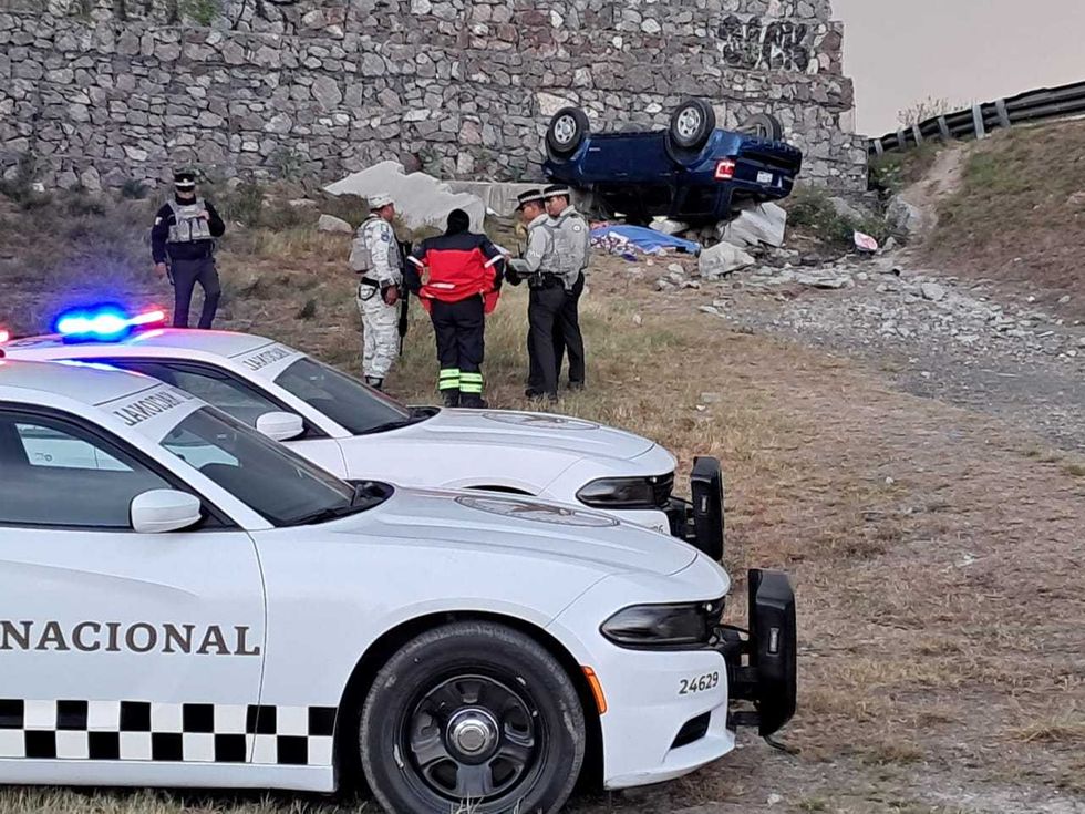 Camioneta Ford Escape accidentada en rampa de frenado de la autopista M\u00e9xico-Quer\u00e9taro en San Juan del R\u00edo