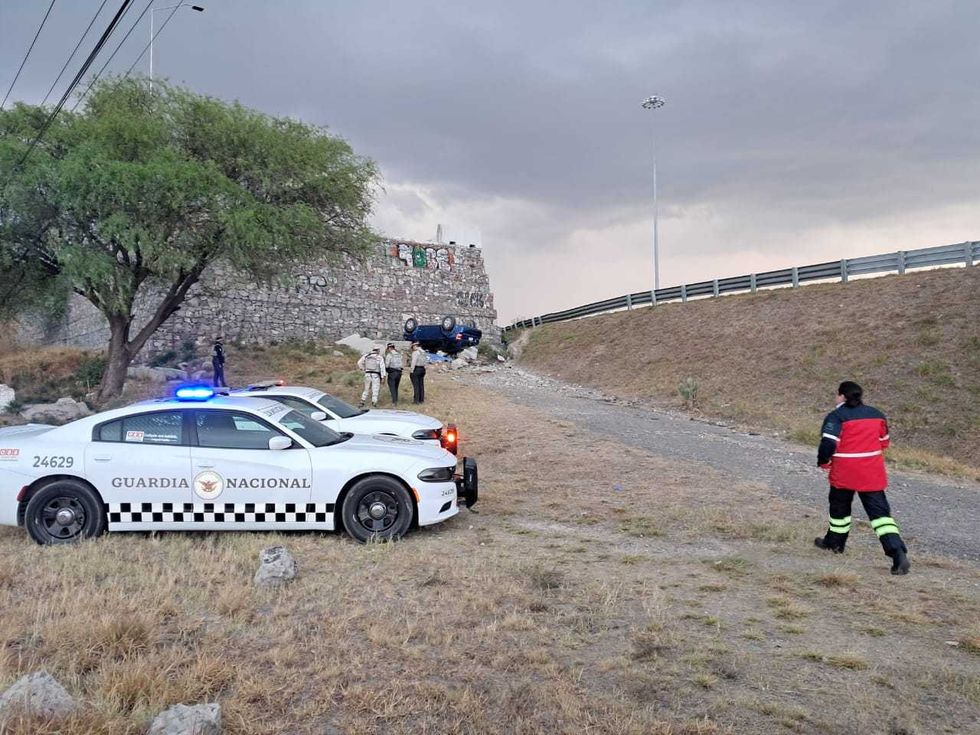 Camioneta Ford Escape accidentada en rampa de frenado de la autopista M\u00e9xico-Quer\u00e9taro en San Juan del R\u00edo
