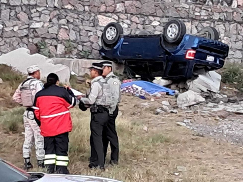 Camioneta Ford Escape accidentada en rampa de frenado de la autopista M\u00e9xico-Quer\u00e9taro en San Juan del R\u00edo