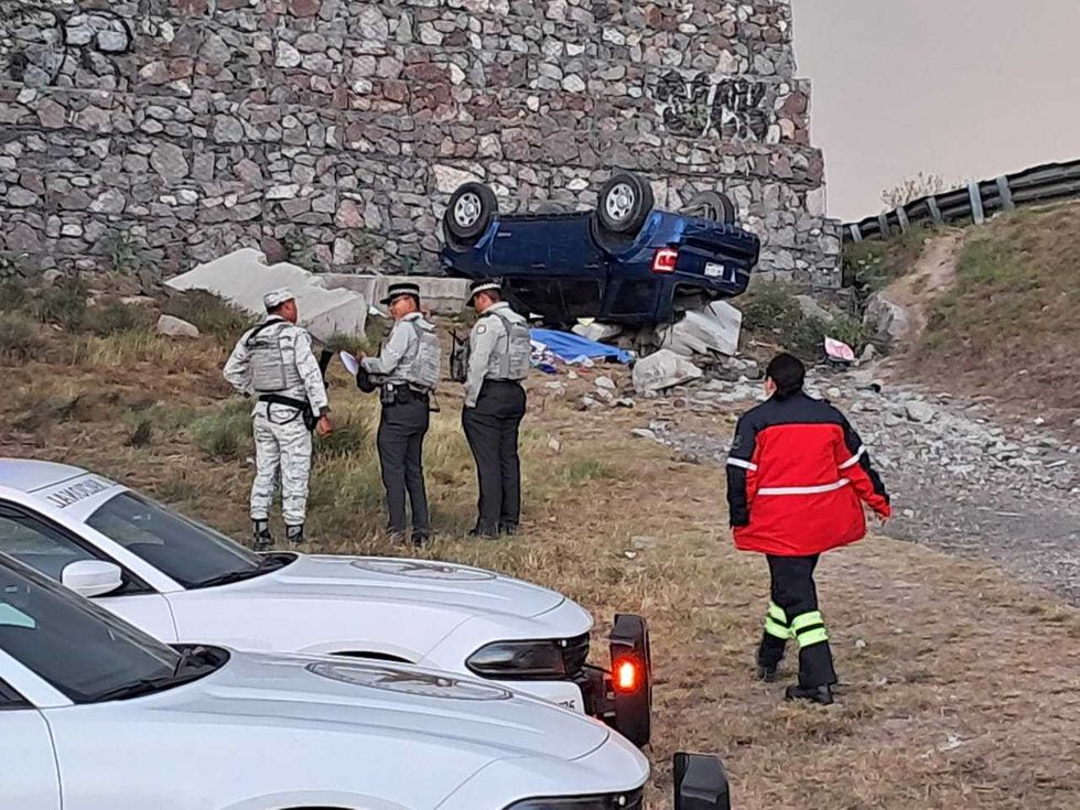 Camioneta Ford Escape accidentada en rampa de frenado de la autopista M\u00e9xico-Quer\u00e9taro en San Juan del R\u00edo