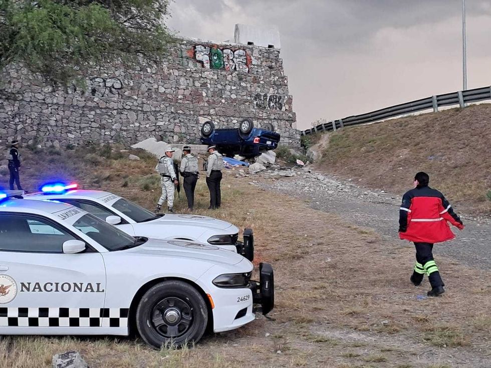 Camioneta Ford Escape accidentada en rampa de frenado de la autopista M\u00e9xico-Quer\u00e9taro en San Juan del R\u00edo