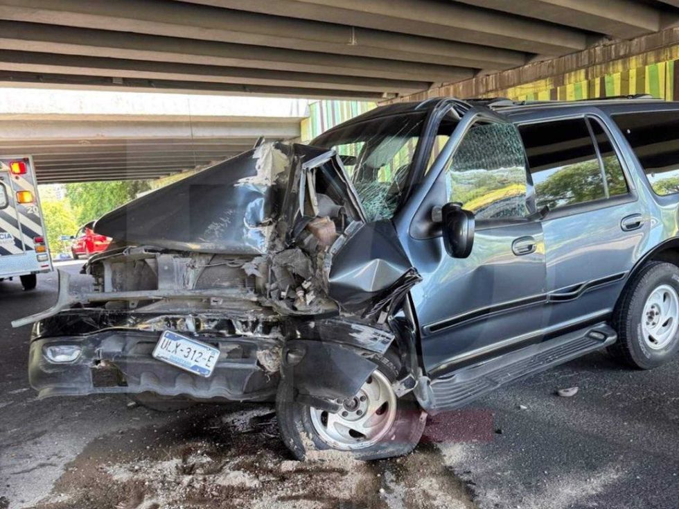 Camioneta Ford Expedition tras impactarse contra base de concreto en Bernardo Quintana, Querétaro.