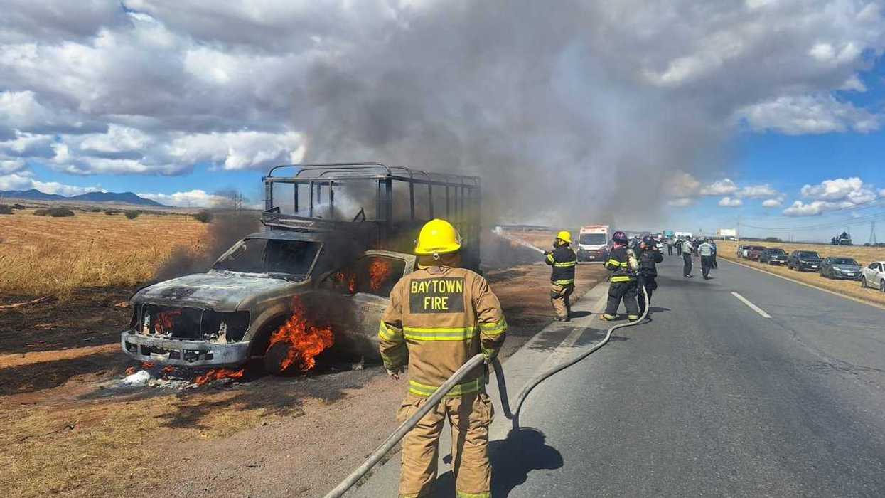 Camioneta incendiada en carretera Zacatecas-Durango mientras Guardia Nacional cierra vialidad en km 43