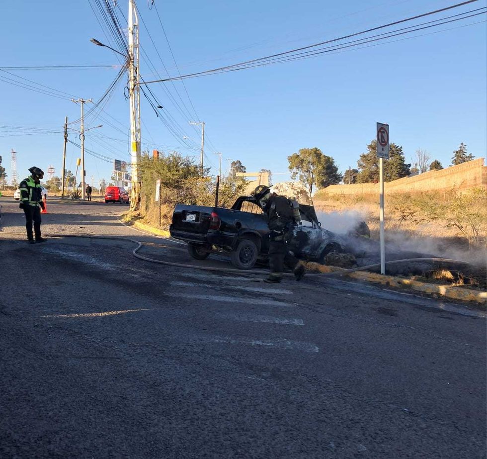 Camioneta incendiada sobre distribuidor vial frente a Fiscal\u00eda del Estado en San Juan del R\u00edo, Quer\u00e9taro