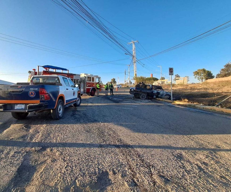 Camioneta incendiada sobre distribuidor vial frente a Fiscal\u00eda del Estado en San Juan del R\u00edo, Quer\u00e9taro